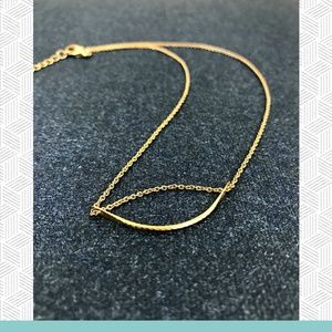 Delicate chain necklace with bended bar pendant